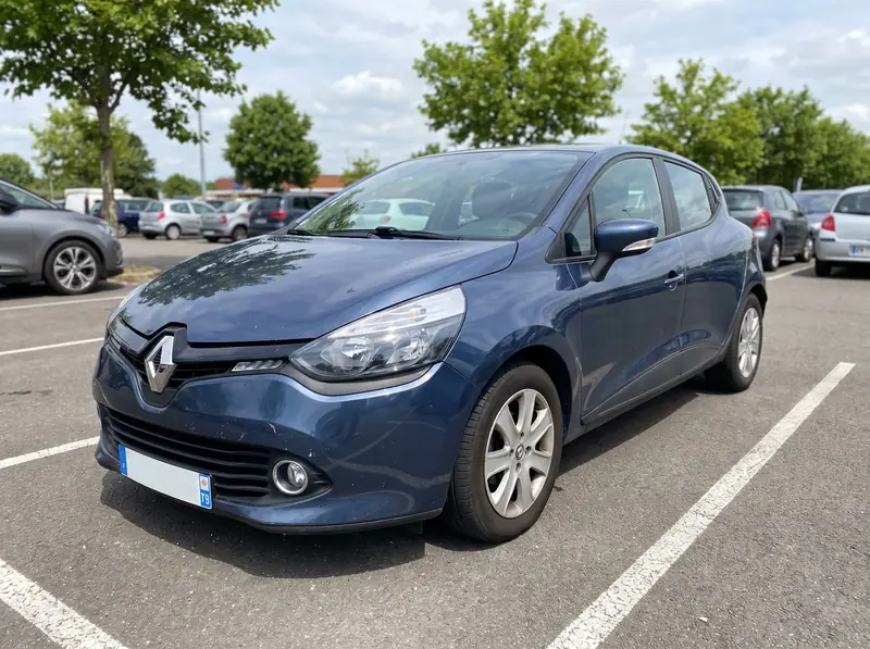 Renault Clio IV bleue garée sur un parking