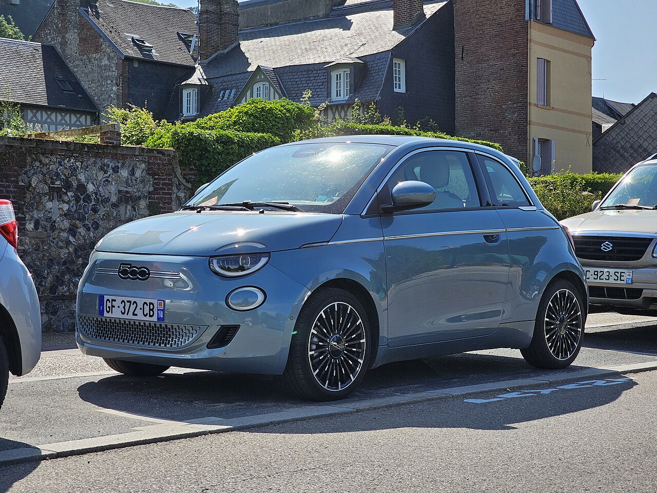 Fiat 500 (2020), 500 électrique La Prima, berline trois portes, photographiée en 2023