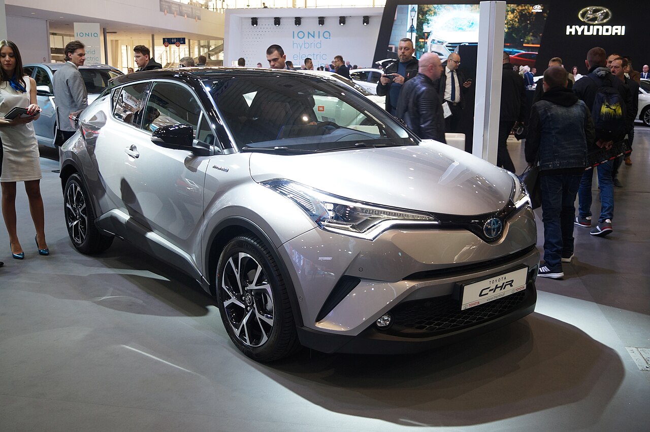 Toyota C-HR I, C-HR hybride d'avant le restylage de 2019, au salon de Poznań en 2017
